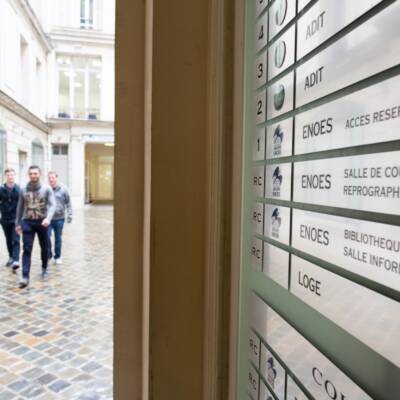 les locaux et les étudiants de l'école