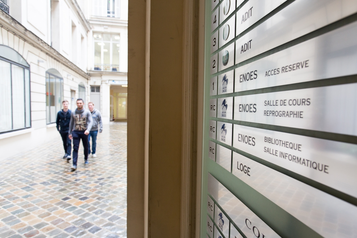 les locaux et les étudiants de l'école